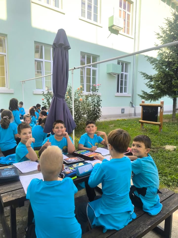 🌿☀️ Учим, откриваме, играем и се забавляваме заедно!
Нашата класна стая днес е под открито небе – място за любопитство, усмивки и незабравими…
