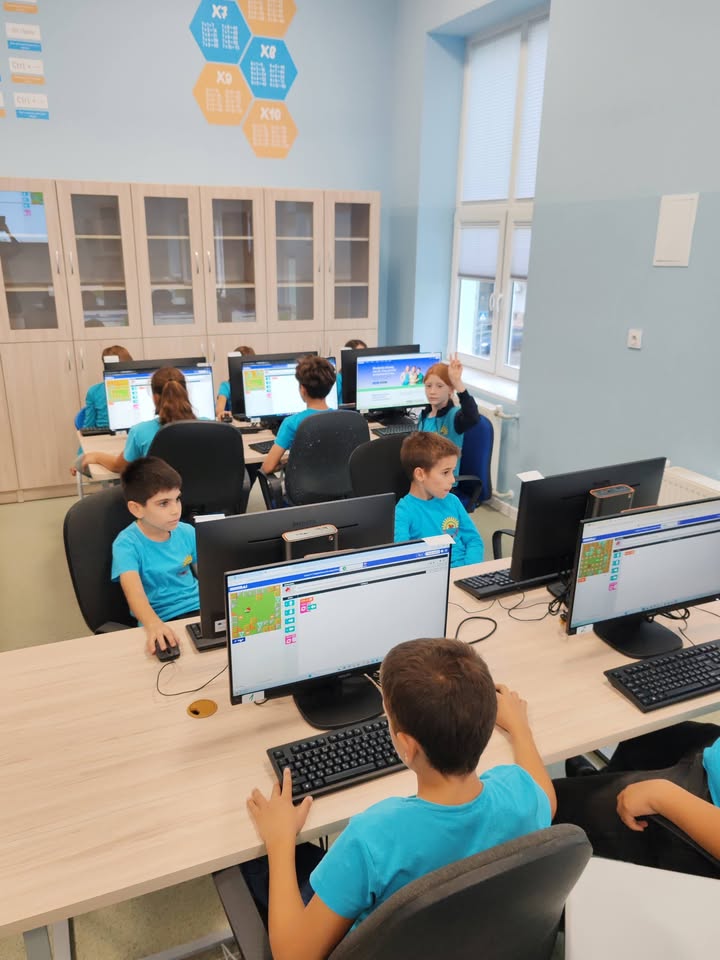🚀 Старт на Европейската седмица на програмирането в ОУ „Отец Паисий“! 💻✨
Днес с учениците от Клуба по Роботика стартирахме Европейската седмица на…