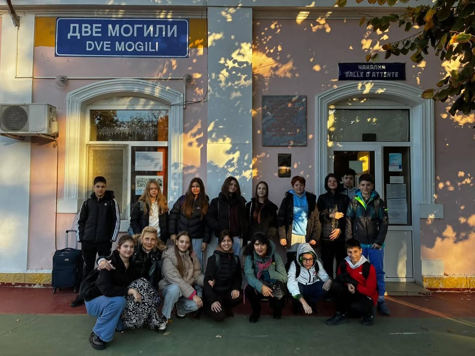 Ученици от 7.А и 7.Б клас, изкушени от златната есен и топлото слънце, днес посетиха Две Могили с влак – пътешествие в миналото. След като бяха…
